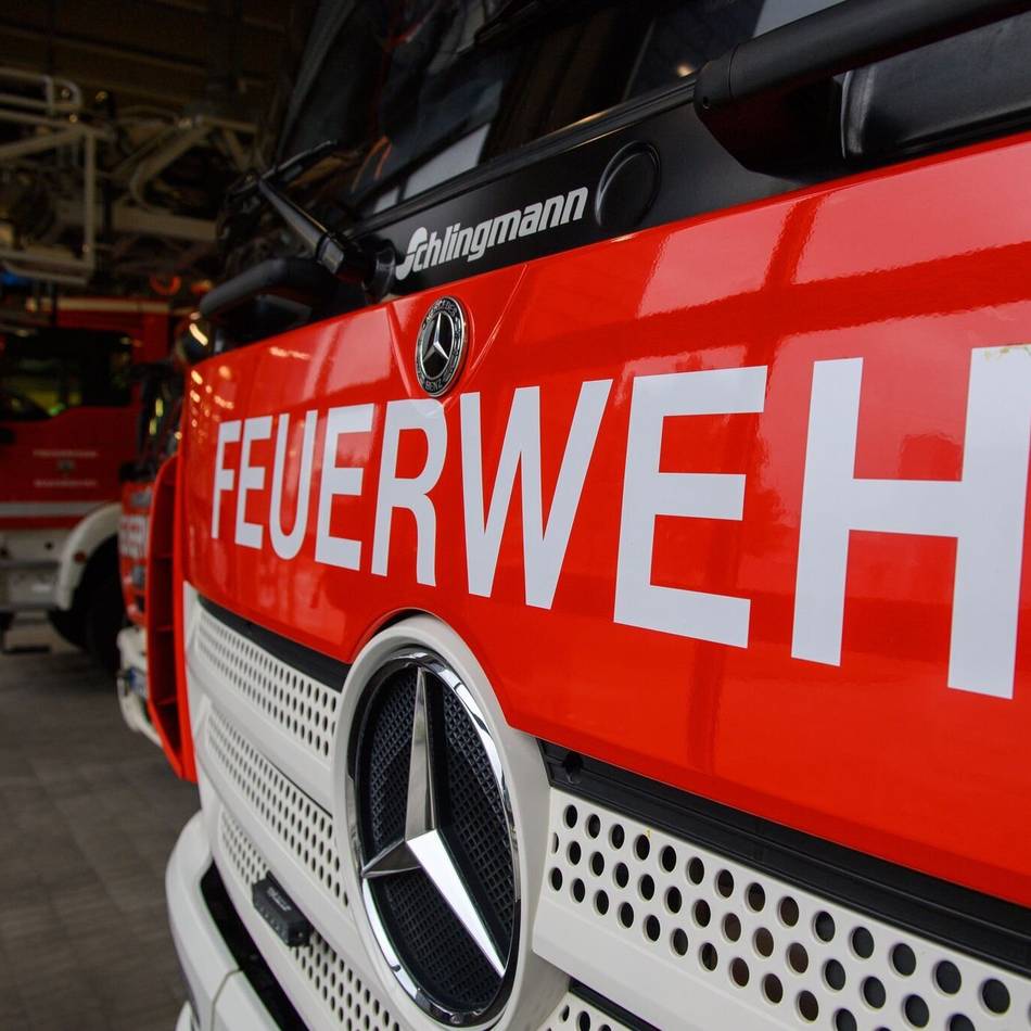 Rheinberger Straße in Rheinberg: Feuerwehr löscht Brand im Auflieger eines Lkw