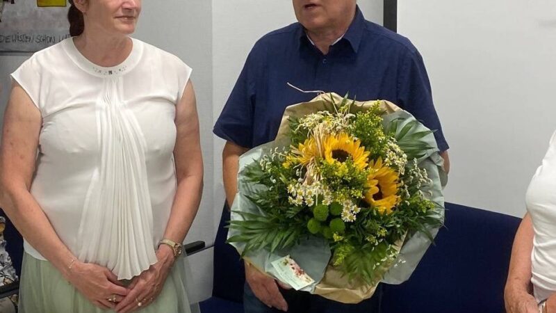 Dach der Stadtbücherei immer noch undicht: Folien auf den Regalen, Eimer auf der Treppe