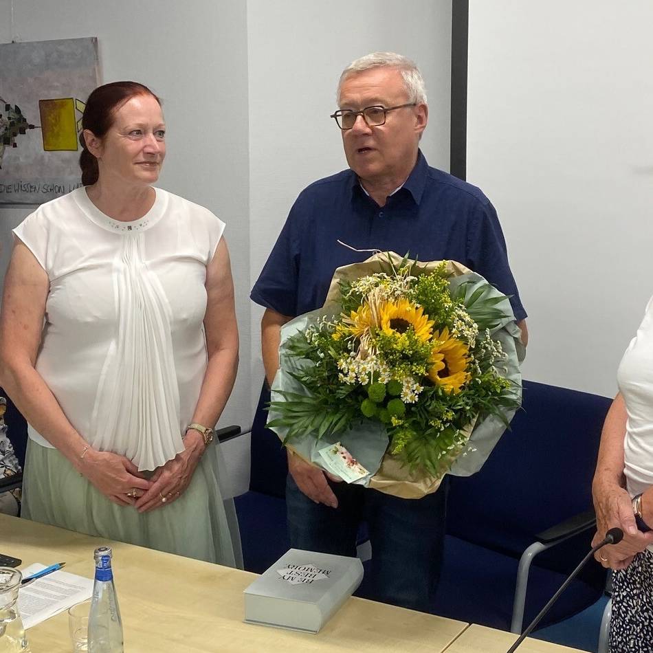 Dach der Stadtbücherei immer noch undicht: Folien auf den Regalen, Eimer auf der Treppe