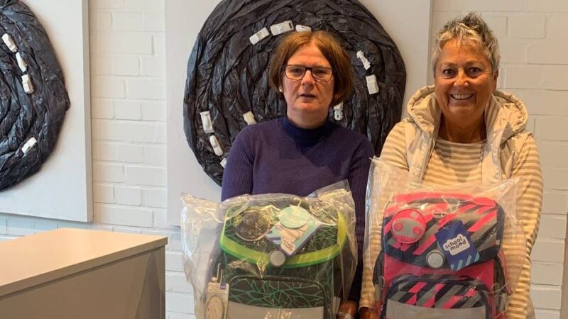 „Kindern einen guten Start ermöglichen“: Kiwanis Club Xanten spendet Tornister