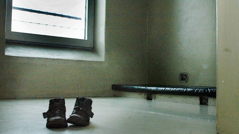 Hückeswagener attackiert Polizisten: Disco-Abend endet mit einer Nacht in Polizeizelle