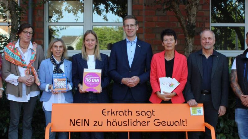 Farbe mit politischer Botschaft: Darum kann es in Düsseldorf bald orangene Sitzbänke geben