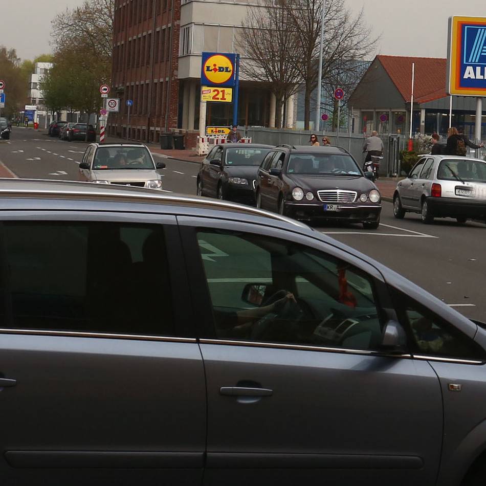 Discounter gibt Parkplatz frei: Pilotprojekt zum Feierabendparken am Gahlingspfad