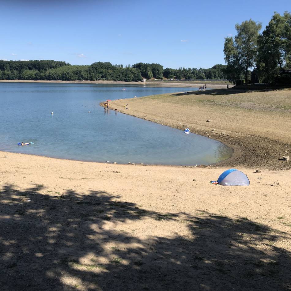 Blaualgen an der Bever-Talsperre in Hückeswagen: Badeverbot an allen vier Badestellen