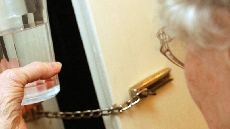 Polizei Mönchengladbach warnt: Mit diesen Maschen wollen Trickbetrüger in die Wohnung