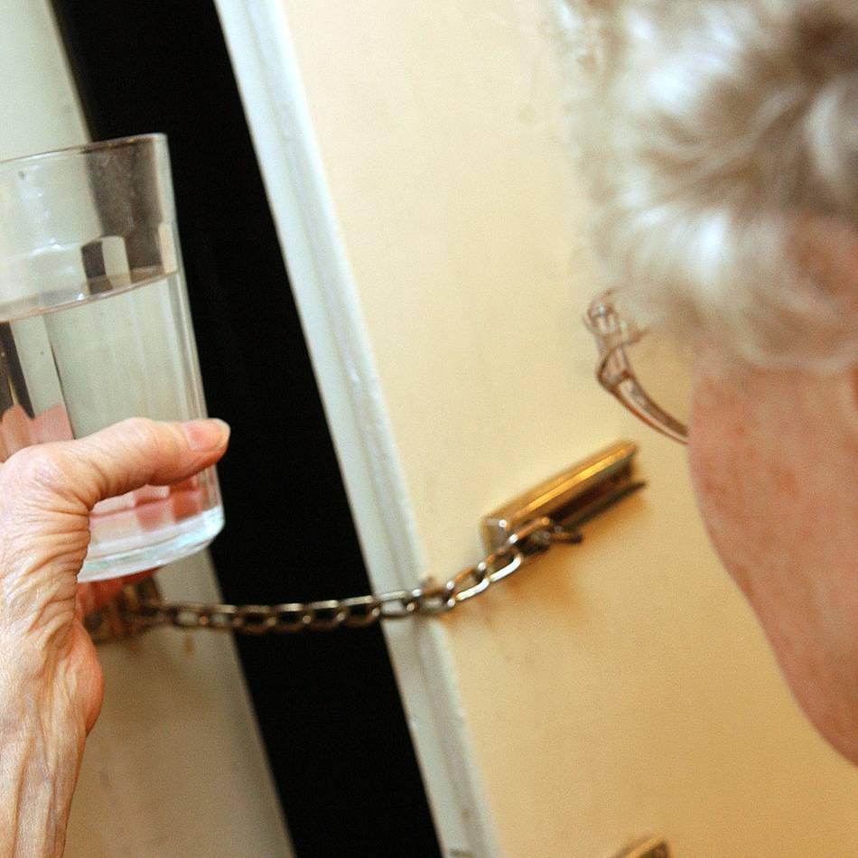 Polizei Mönchengladbach warnt: Mit diesen Maschen wollen Trickbetrüger in die Wohnung