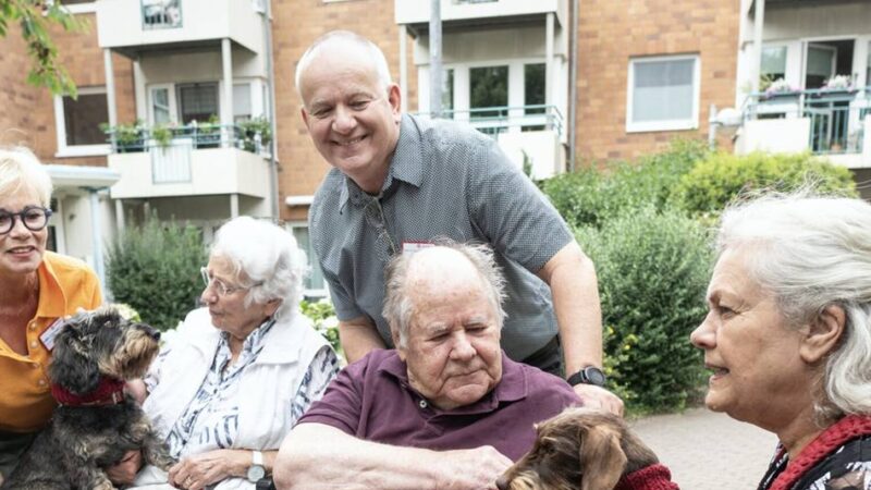 Soziales in Meerbusch: Dackel Bilbo schenkt Senioren Freude