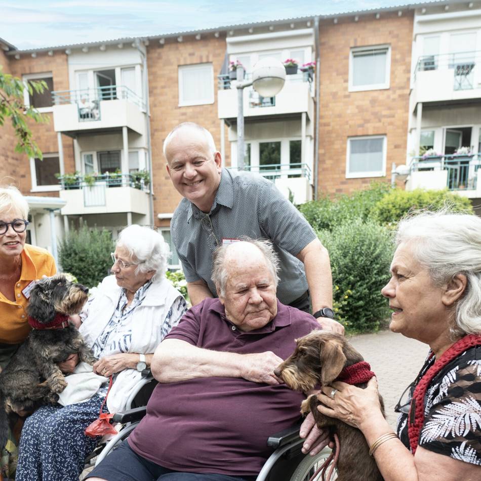 Soziales in Meerbusch: Dackel Bilbo schenkt Senioren Freude