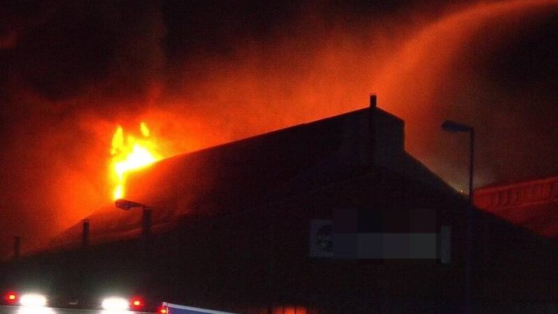 Großeinsatz in Duisburg: Lagerhalle steht in Flammen – zwei Personen konnten sich retten