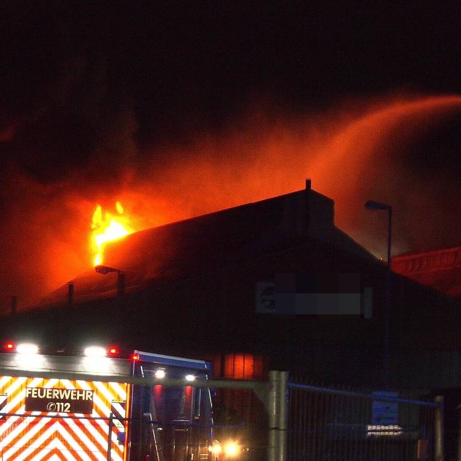Großeinsatz in Duisburg: Lagerhalle steht in Flammen – zwei Personen konnten sich retten