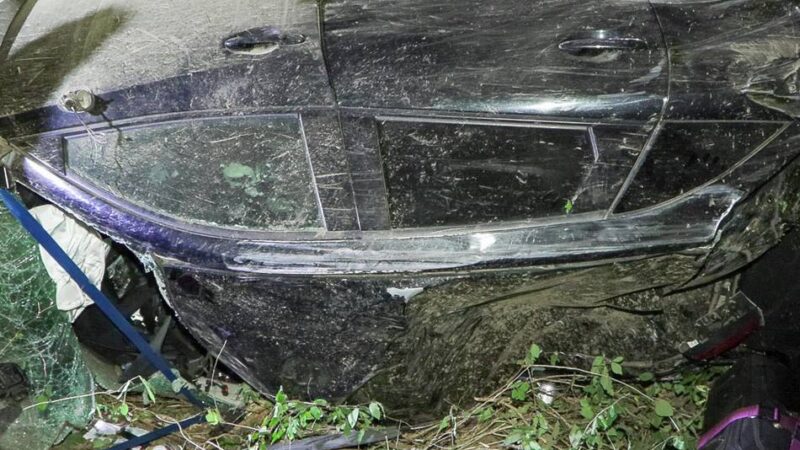 Polizei: Verdacht auf Tötungsdelikt: Absicht? 19-Jähriger rast mit Auto auf der A59 in Grünstreifen