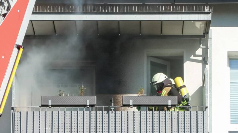 Einsatz der Mettmanner Feuerwehr in der Oberen Talstraße: Aufmerksame Passanten warnen vor Balkon in Flammen