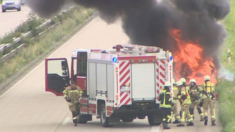 Mitten im Ferienverkehr: Autobrand sorgt für Stau auf der A57 bei Goch