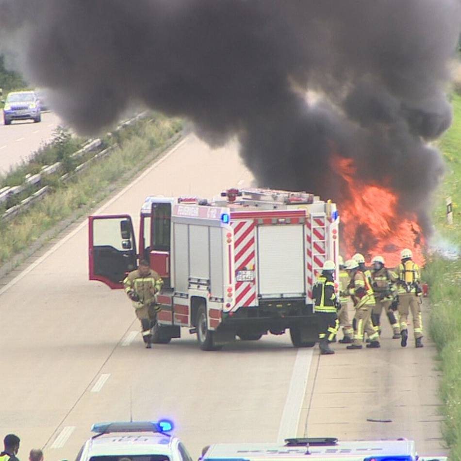 Mitten im Ferienverkehr: Autobrand sorgt für Stau auf der A57 bei Goch