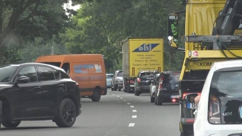 Wichtige Verkehrsader gesperrt: Sperrung der Rheinbrücke bei Emmerich führt zu Stau an der Reeser Brücke