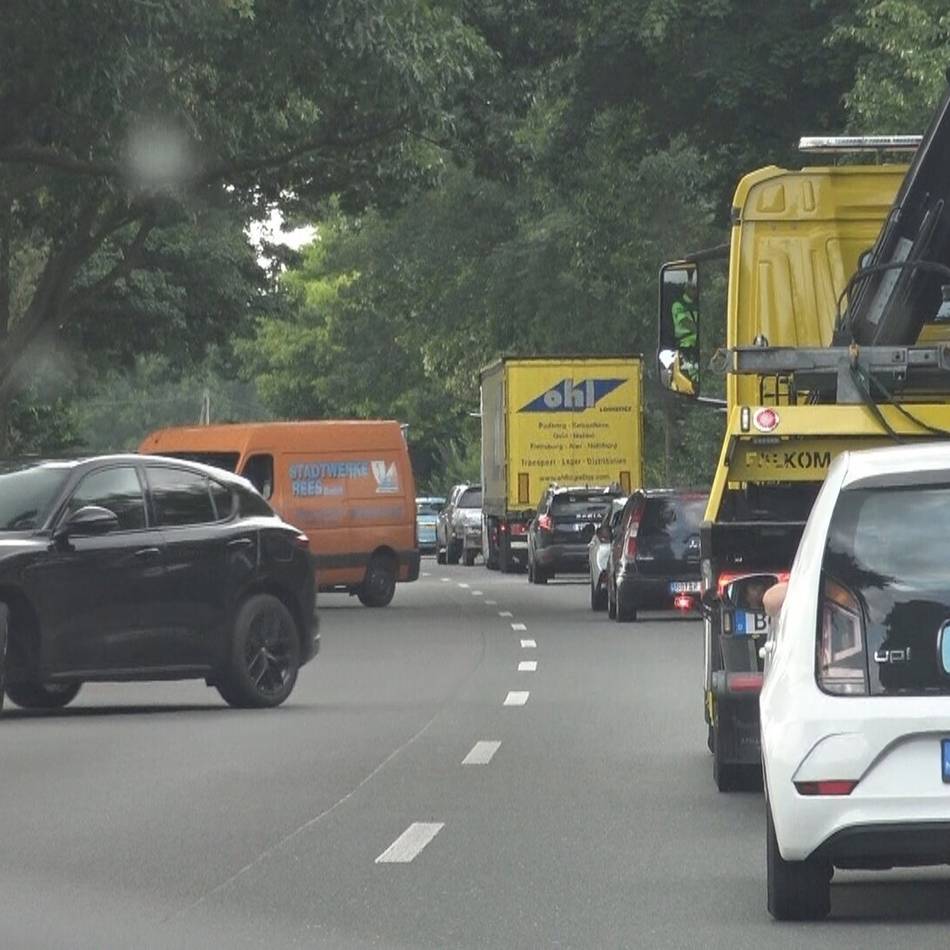 Wichtige Verkehrsader gesperrt: Sperrung der Rheinbrücke bei Emmerich führt zu Stau an der Reeser Brücke