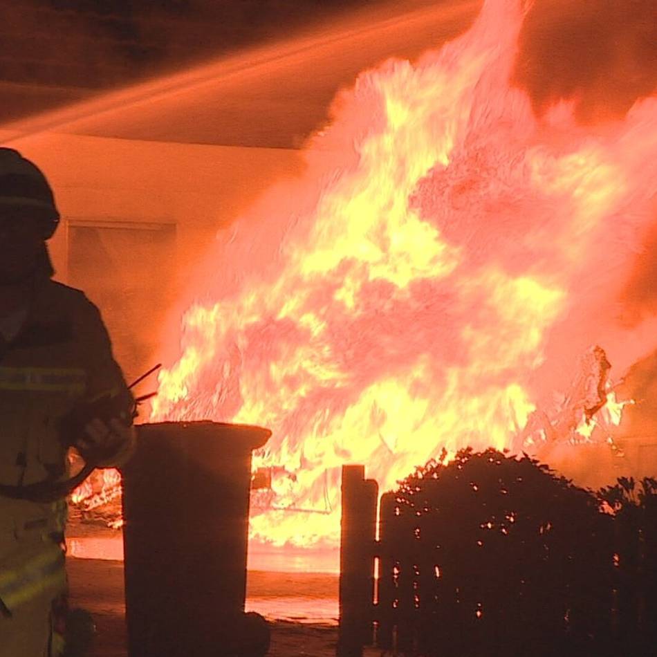 Nächtlicher Brand in Pfalzdorf: Wohnmobil stand in Vollbrand – Feuerwehr verhinderte Schlimmeres