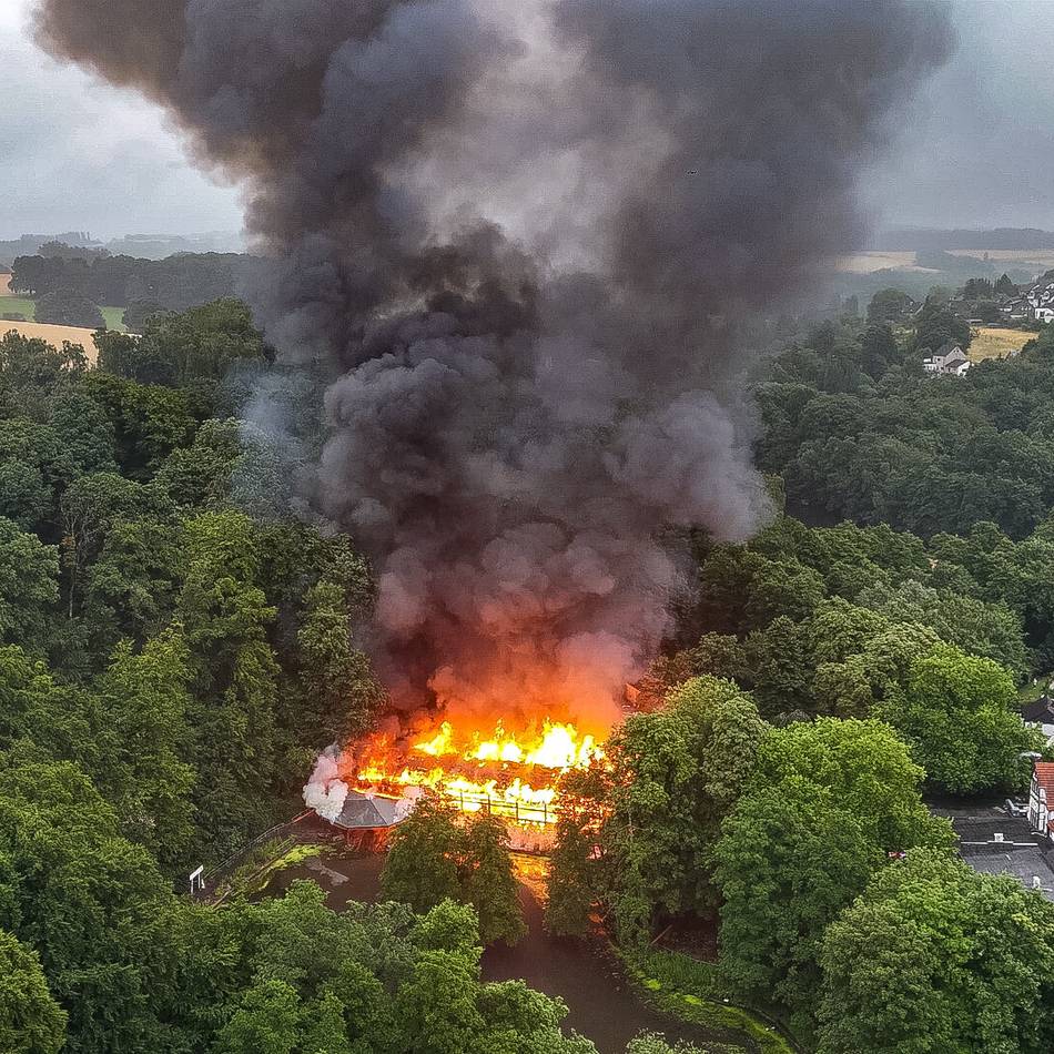 Feuerwehr im Großeinsatz: Gebäude im Ittertal in Solingen-Wald in Brand geraten