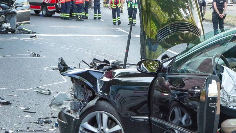 Schwerer Unfall : Frontalunfall: Schwerverletztes Unfallopfer wird mit Helikopter abtransportiert