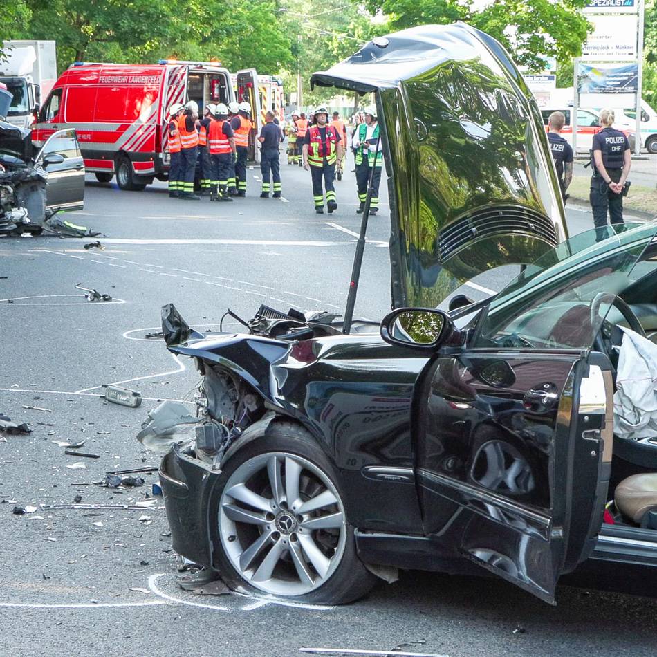 Schwerer Unfall : Frontalunfall: Schwerverletztes Unfallopfer wird mit Helikopter abtransportiert