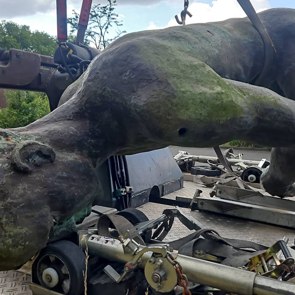 Skurrile Tat in Krefeld: Unbekannte zersägen Denkmal aus der NS-Zeit