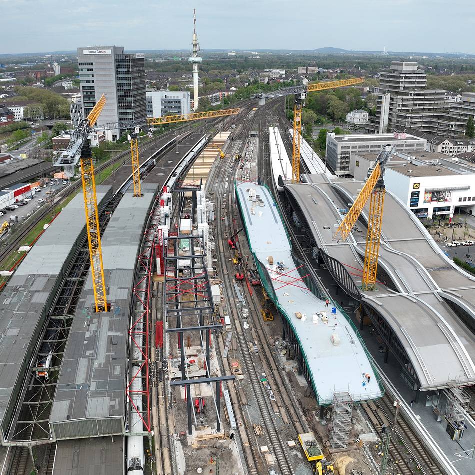Arbeiten am Hauptbahnhof Duisburg: Zwei XXL-Kräne werden jetzt wieder abgebaut