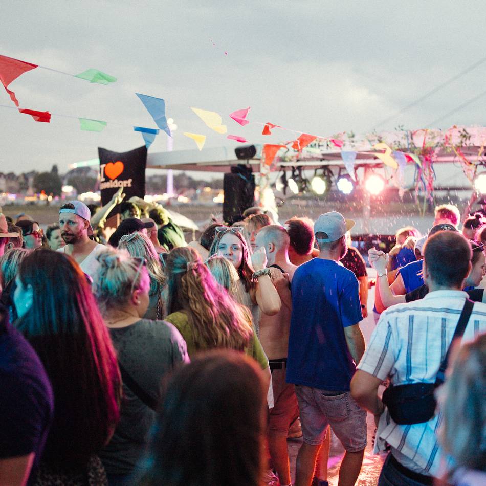 RP-Schiffsparty auf dem Rhein in Düsseldorf: 1000 Gäste feiern ausgelassen an Bord der MS Rheingalaxie