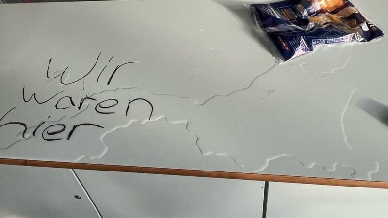 Verwüstung in Grevenbroich: „Wir waren hier“ – Täter brechen gewaltsam in Realschule ein