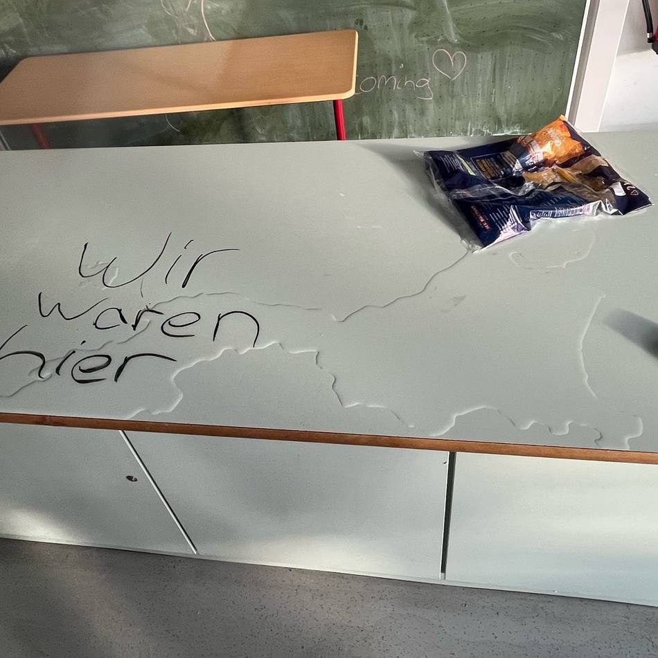 Verwüstung in Grevenbroich: „Wir waren hier“ – Täter brechen gewaltsam in Realschule ein