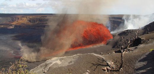 Hawaii: Vulkan Kilauea spuckt 300 Meter weit Lava