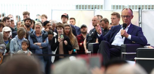 Friedrich Merz im Kanzleramt: Vor den Massen wird er plötzlich mild