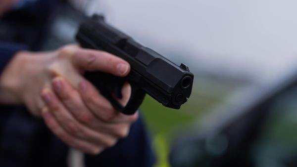 Raubüberfall in Velbert: Täter bedrohen Opfer mit Pistole