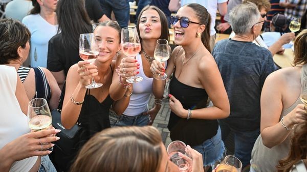 Prost, Sommer: Velberts Weinfest bringt Leben in die Stadt