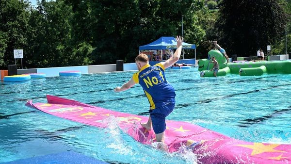 Velbert feiert die Sommerhitze: Pool-Party mit DJ & Spielen