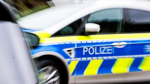 83-jährige Frau an Bushaltestelle in Heiligenhaus überfallen