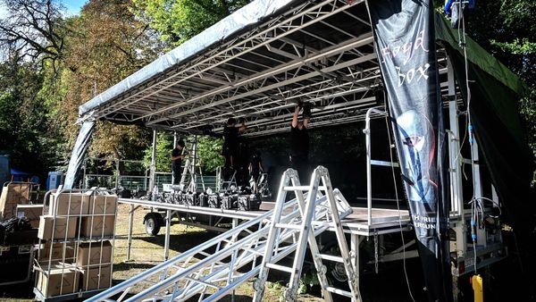 Große Bühne für große Show: Reichlich Aufbauarbeit in Velbert