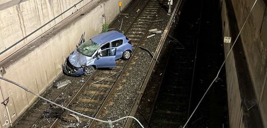 Duisburg: Autofahrer stürzt in der Nacht fast sechs Meter tief in U-Bahn-Schacht