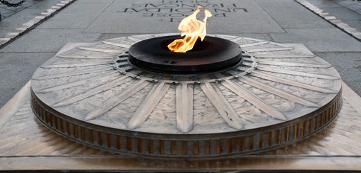 Paris: Mann zündet Zigarette an Weltkriegsdenkmal an – und wird festgenommen