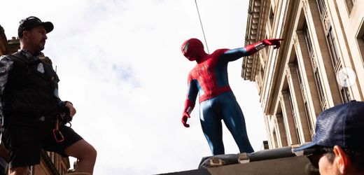 Tom Holland zeigt sich im neuesten Spiderman-Anzug am Set von »Spiderman: Brand New Day«
