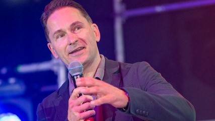 Gewinner des internationalen Speaker Slams: „Es ist nie zu spät zu einem vollständigen Selbst zu finden“