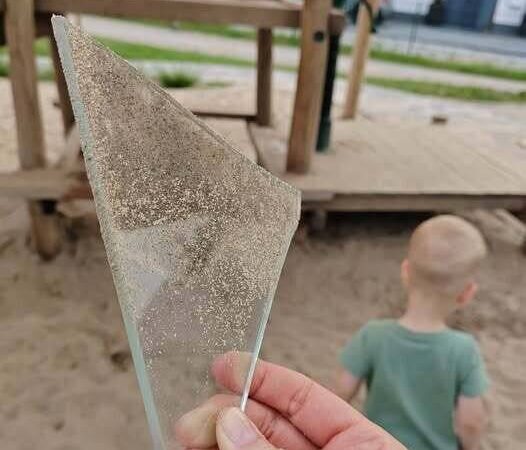 Täter verstecken Scherben auf Spielplatz: „Will mir nicht ausmalen, was alles passieren könnte“