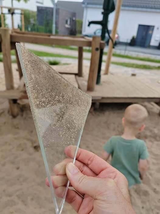 Täter verstecken Scherben auf Spielplatz: „Will mir nicht ausmalen, was alles passieren könnte“