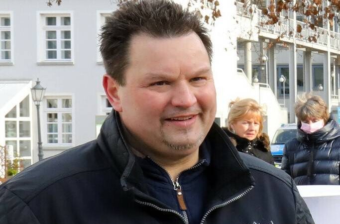 Kommunalwahl 2025: Tod des AfD-Spitzenkandidaten führt zu Wahlabsage in Rheinberg