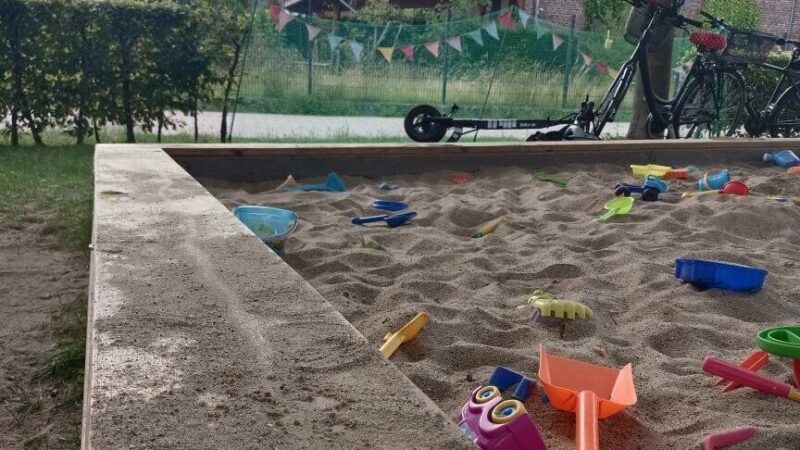 „Lebendiger Minoritenplatz“ in Neersen: Bürgerinitiative verschenkt Sandkasten-Sand