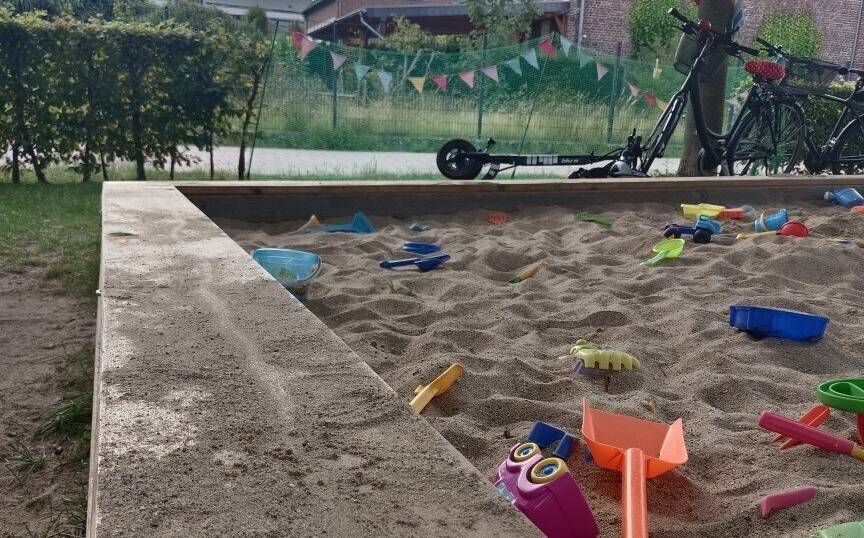 „Lebendiger Minoritenplatz“ in Neersen: Bürgerinitiative verschenkt Sandkasten-Sand