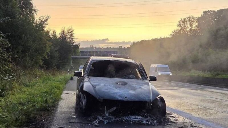 Einsatz für die Feuerwehr Wermelskirchen: Feuerwehr löscht brennenden PKW auf der A1