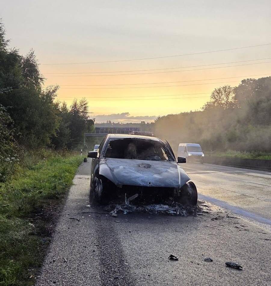 Einsatz für die Feuerwehr Wermelskirchen: Feuerwehr löscht brennenden PKW auf der A1