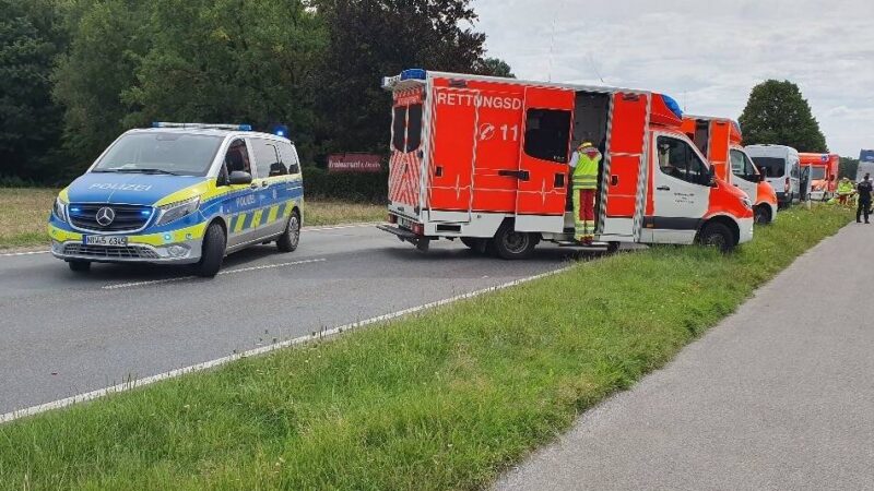 Unfall auf der Weller Straße am Flughafen: Wagen kann in Weeze nicht mehr rechtzeitig bremsen – drei Verletzte