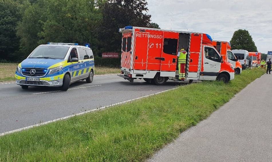 Unfall auf der Weller Straße am Flughafen: Wagen kann in Weeze nicht mehr rechtzeitig bremsen – drei Verletzte