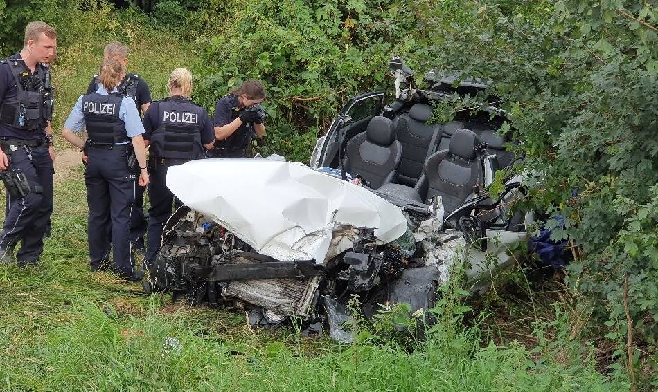 Schwerer Unfall beim Überholen in Weeze: Traktor stößt mit Auto zusammen – zwei Männer schwer verletzt